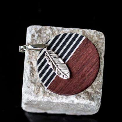 Anhänger Holz/Resin schwarz/weiß mit Feder