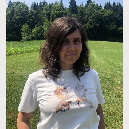 T-Shirt mit Eco Print Motiv Brombeerblatt & Zwiebelschale