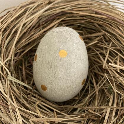 Betonei mit Tupfen in gold