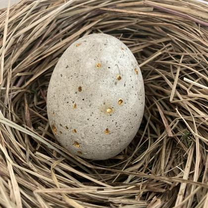 Betonei mit goldenen Akzenten