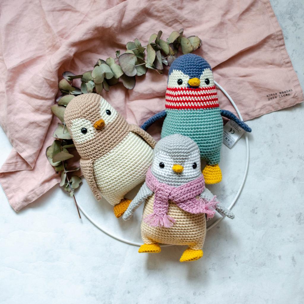 Gehäkelter Pinguin Humboldt mit Fransenschal aus Bio Baumwolle in Wunschfarben - Image 3