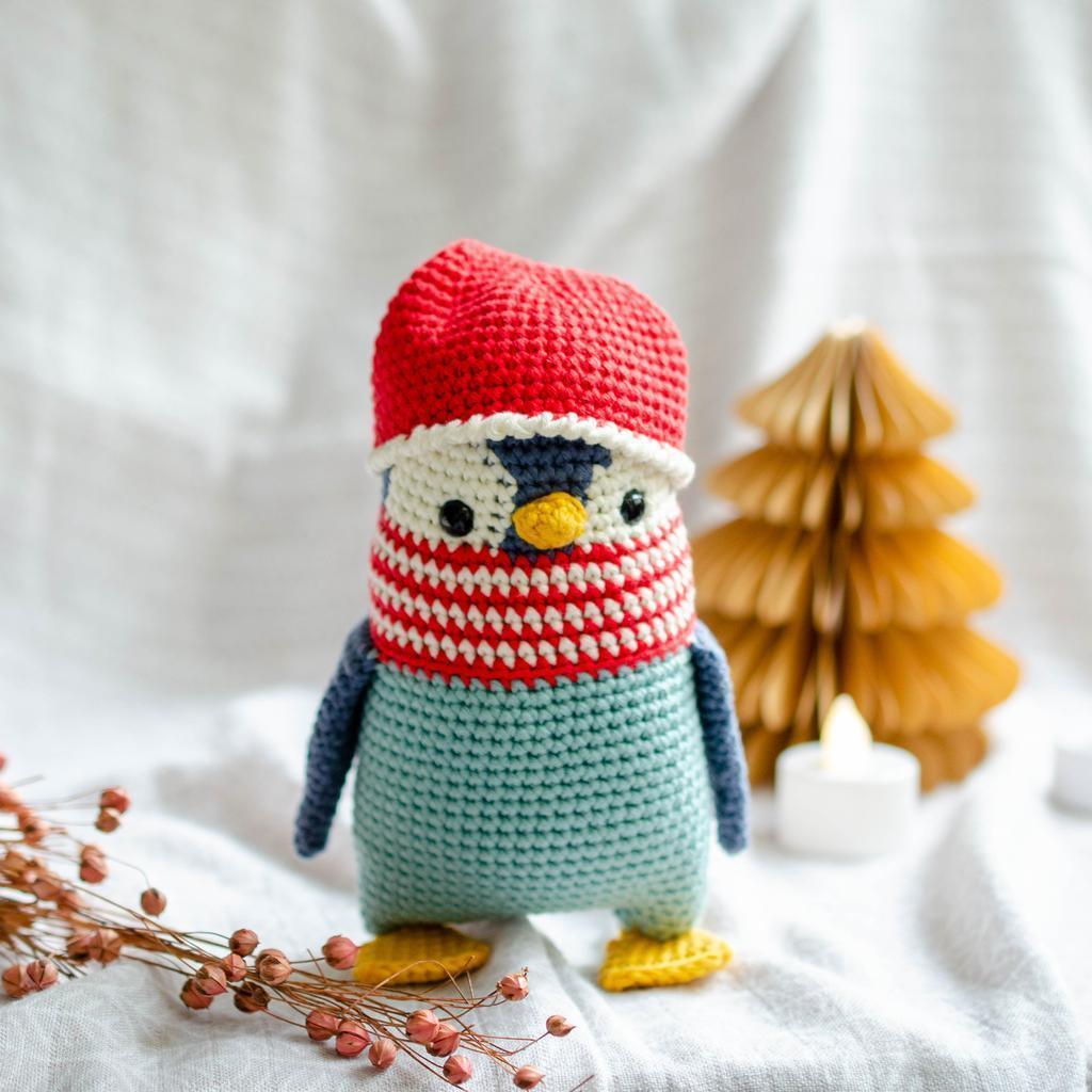 Gehäkelter Pinguin mit Weihnachtsmütze