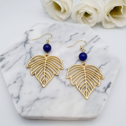 handgemachte Ohrringe mit Jadeperle und goldenem Blatt