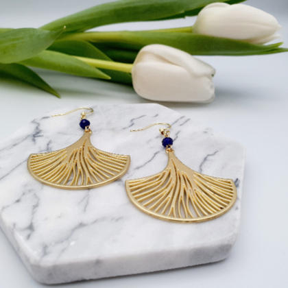 handgemachte Ohrringe mit goldenem Ginkoblatt und Kristallschliff Perle