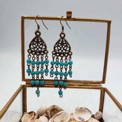 handgemachte Boho Hängeohrringe mit türkisen Perlen