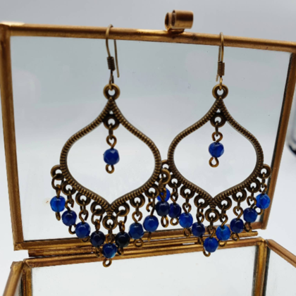 handgemachte Boho Hängeohrringe mit Perlen in verschiedenen Farben