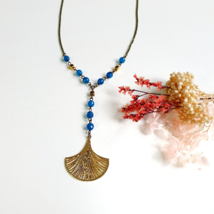 handgemachte lange Halskette mit blauen Perlen und Ginko Anhänger