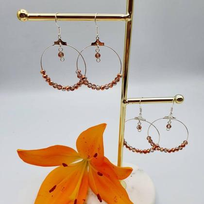 Handgemachte Hängeohrringe in Silber mit Kristallschliff Perlen in Rosa Metallic