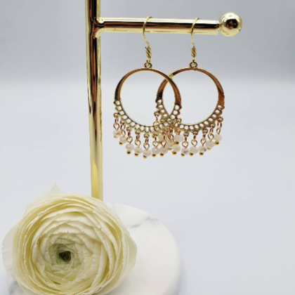 Goldene Hängeohrringe Boho, Ohrringe mit weißen Kristallschliff Perlen