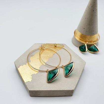 Große goldene elegante  Creolen mit großen hängenden Kristallschliff Perlen