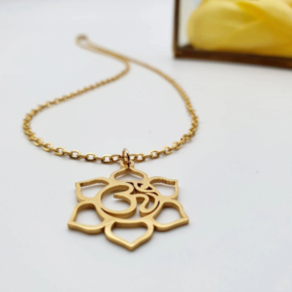 Goldene Halskette mit OM Anhänger aus Edelstahl