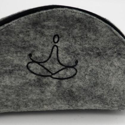 Filztasche halbrund, schwarzer Yogi