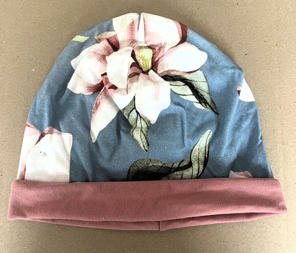 Wendehaube hellblau mit großen Blüten