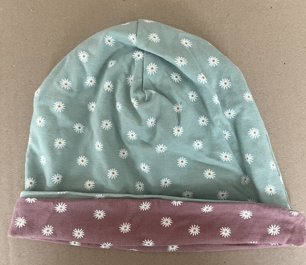 Wendehaube hellgrün / altrosa mit kleinen Blümchen