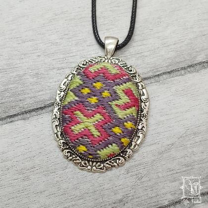 handgestickter Anhänger mit Ziegelstich-Muster rosa