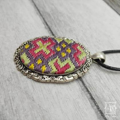 handgestickter Anhänger mit Ziegelstich-Muster rosa - Image 2