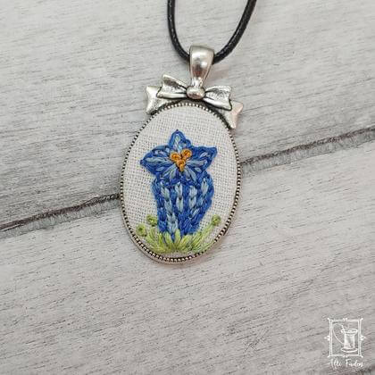 handgestickter Anhänger mit Enzian, oval