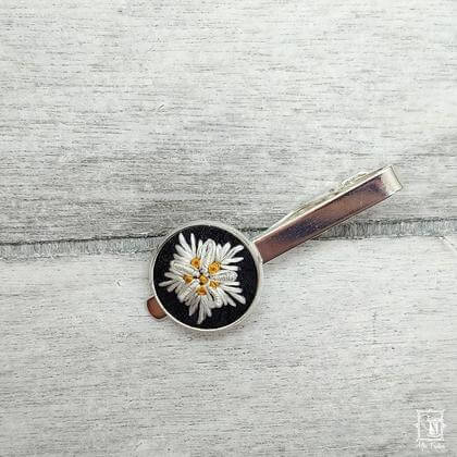 silberne Krawattennadel mit Edelweiss, handgestickt mit echter Seide - Image 2