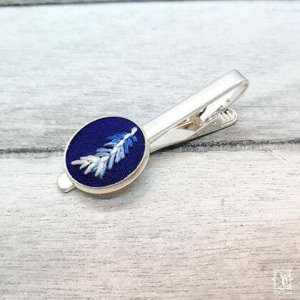 silberne Krawattennadel mit Motiv "Feder", handgestickt mit echter Seide