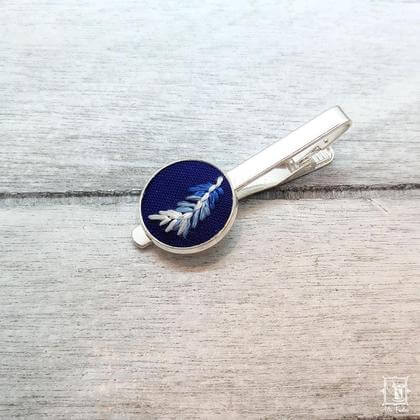 silberne Krawattennadel mit Motiv "Feder", handgestickt mit echter Seide - Image 2