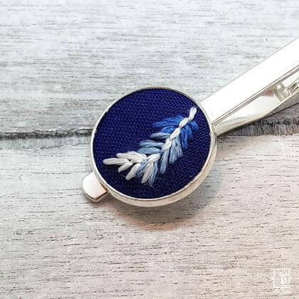 silberne Krawattennadel mit Motiv "Feder", handgestickt mit echter Seide - Image 3