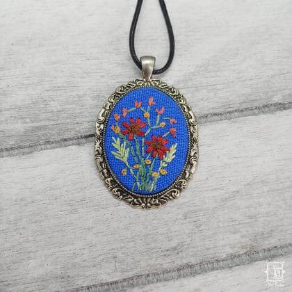 handgestickter Anhänger mit zarten Wiesenblumen