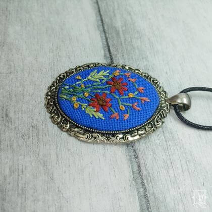 handgestickter Anhänger mit zarten Wiesenblumen - Image 2