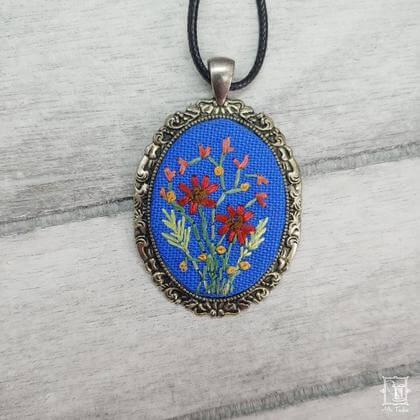 handgestickter Anhänger mit zarten Wiesenblumen - Image 3