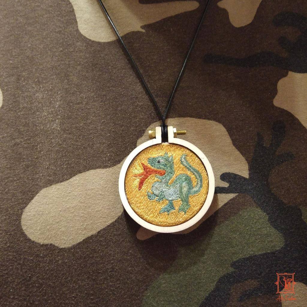 DIY-Kit "gestickter Drachenanhänger" / DIY kit "Opus Anglicanum Pendant" - Image 2