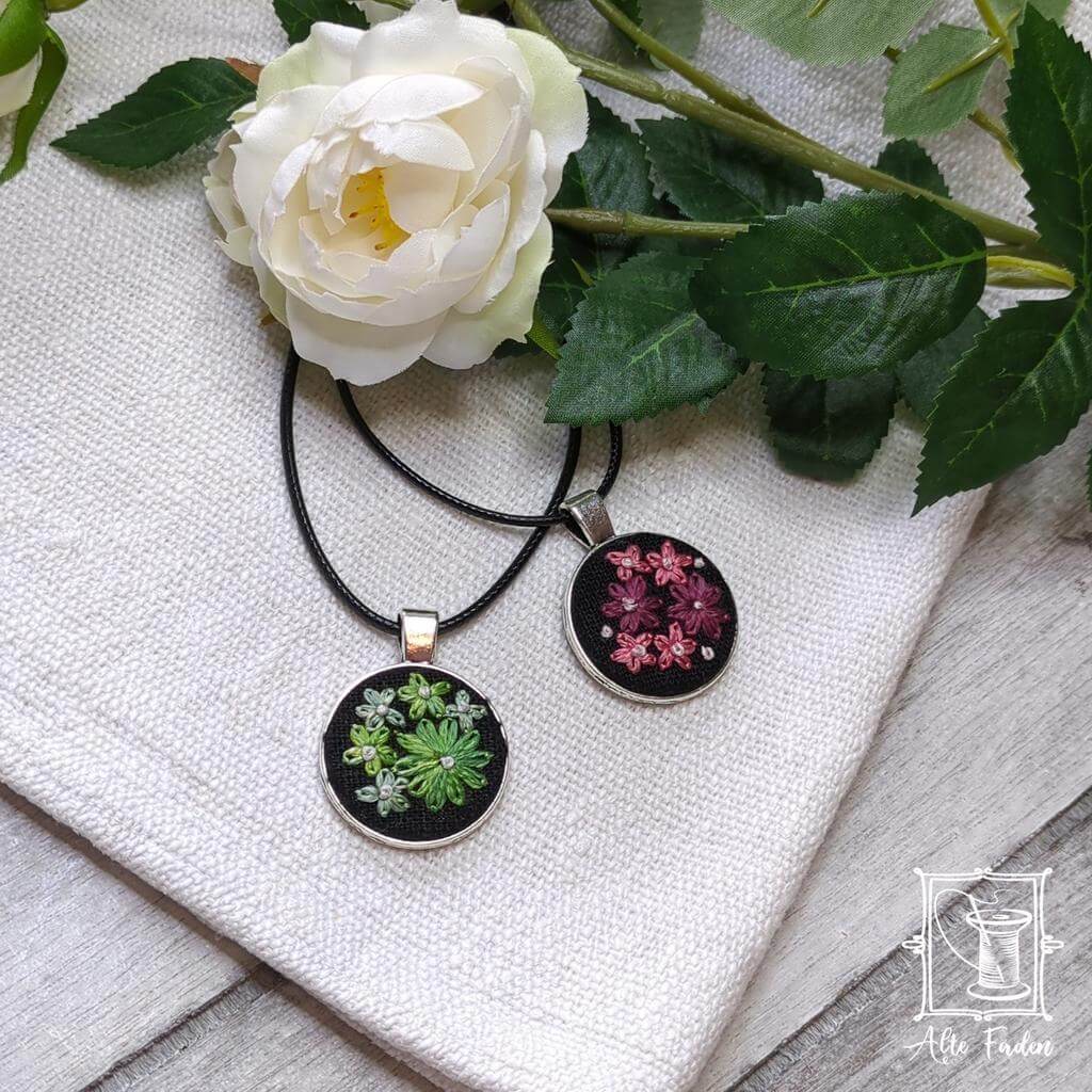 schwarzer handgestickter Schmuck-Anhänger mit Blümchen / 2,5 cm Durchmesser