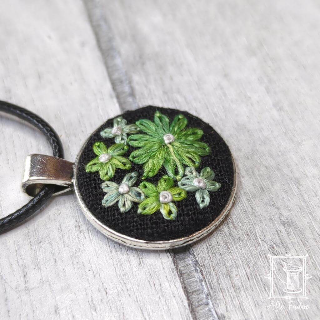 schwarzer handgestickter Schmuck-Anhänger mit Blümchen / 2,5 cm Durchmesser - Image 3