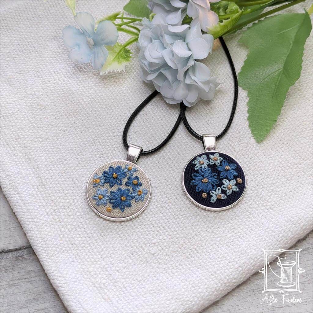 kleiner Ketten-Anhänger mit blauen Blümchen, handgestickt mit echter Seide