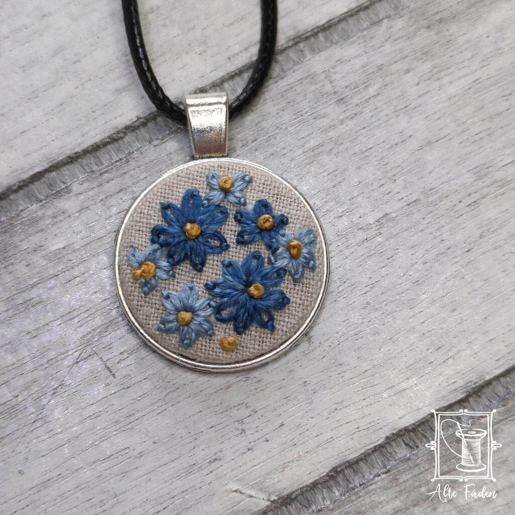 kleiner Ketten-Anhänger mit blauen Blümchen, handgestickt mit echter Seide - Image 2