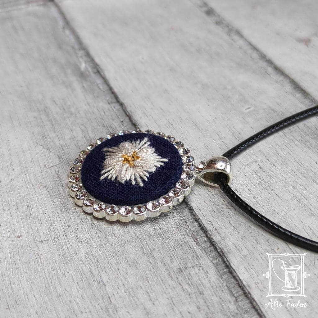 Trachtenschmuck mit Strass-Steinen und handgesticktem Edelweiß - Image 3