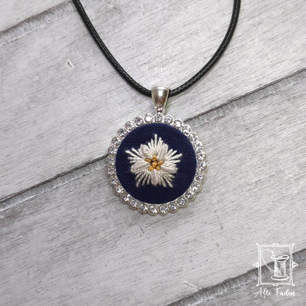 Trachtenschmuck mit Strass-Steinen und handgesticktem Edelweiß - Image 2