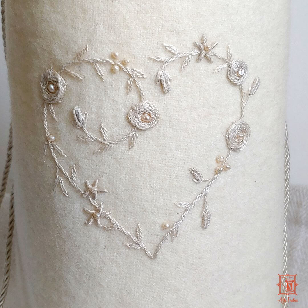 handbestickter Brautbeutel aus elfenbeinfarbener Wolle mit Süßwasser-Perlen - Image 2