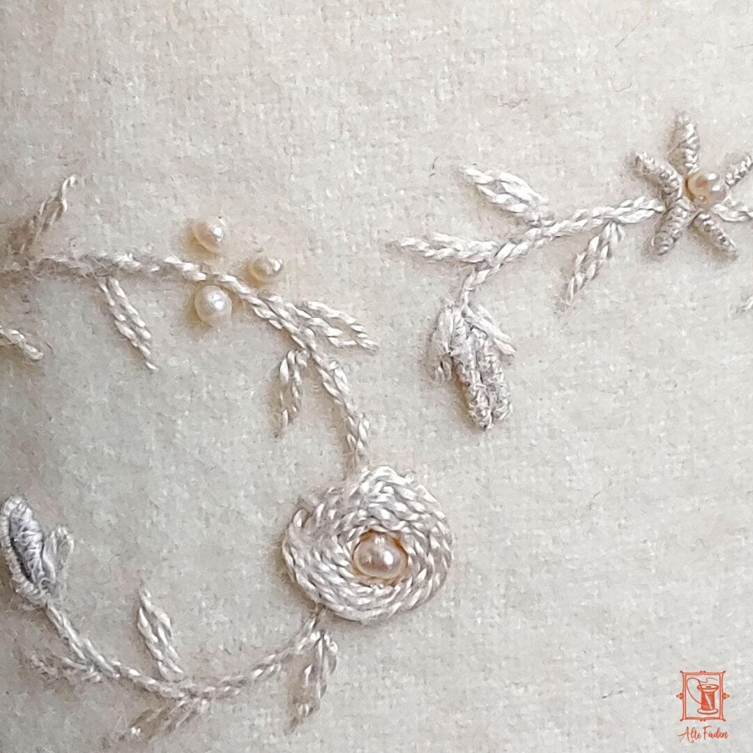 handbestickter Brautbeutel aus elfenbeinfarbener Wolle mit Süßwasser-Perlen - Image 3