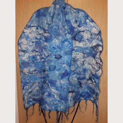 Zahrtes Wolltuch auf Seidenponge gefilzt.