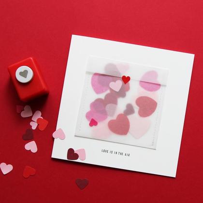 LOVE IS IN THE AIR Grußkarte