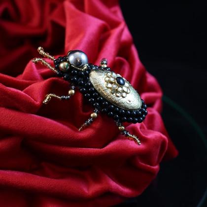 Schmuckkäfer/Brosche "Goldie"