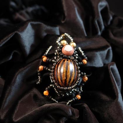 Schmuckkäfer/Brosche "Nußknacker"