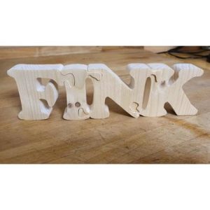 Schriftzug als Puzzle aus Holzbuchstaben