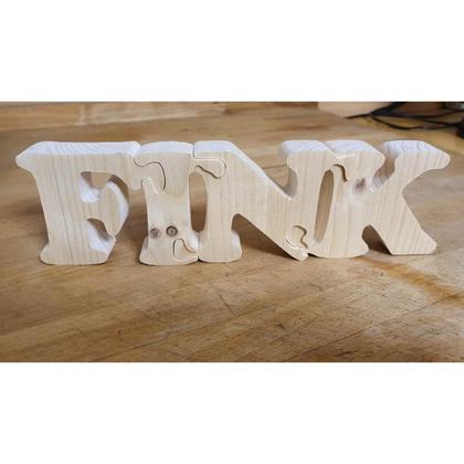 Schriftzug als Puzzle aus Holzbuchstaben