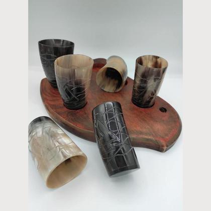 Teller mit sechs Bechern