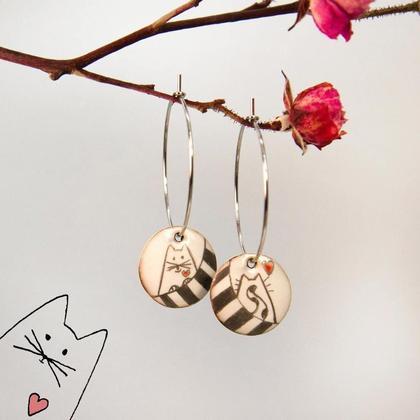 Creolen Ohrringe mit Katzen aus Emaille, Katzen Ohrringe, Ohrringe rund
