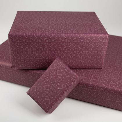 gefaltet Geschenkpapier Blüte Weinrot