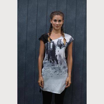 Wende Longshirt Horse - Image 3