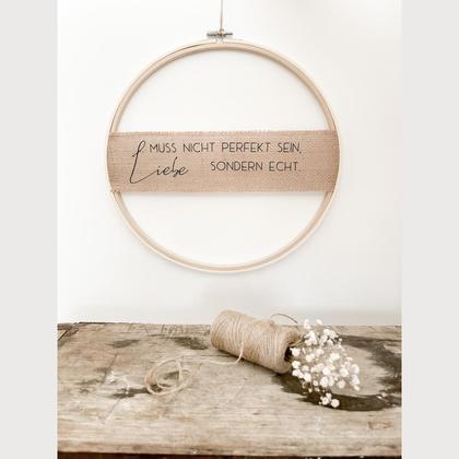 Stickrahmen “Liebe muss nicht perfekt sein“