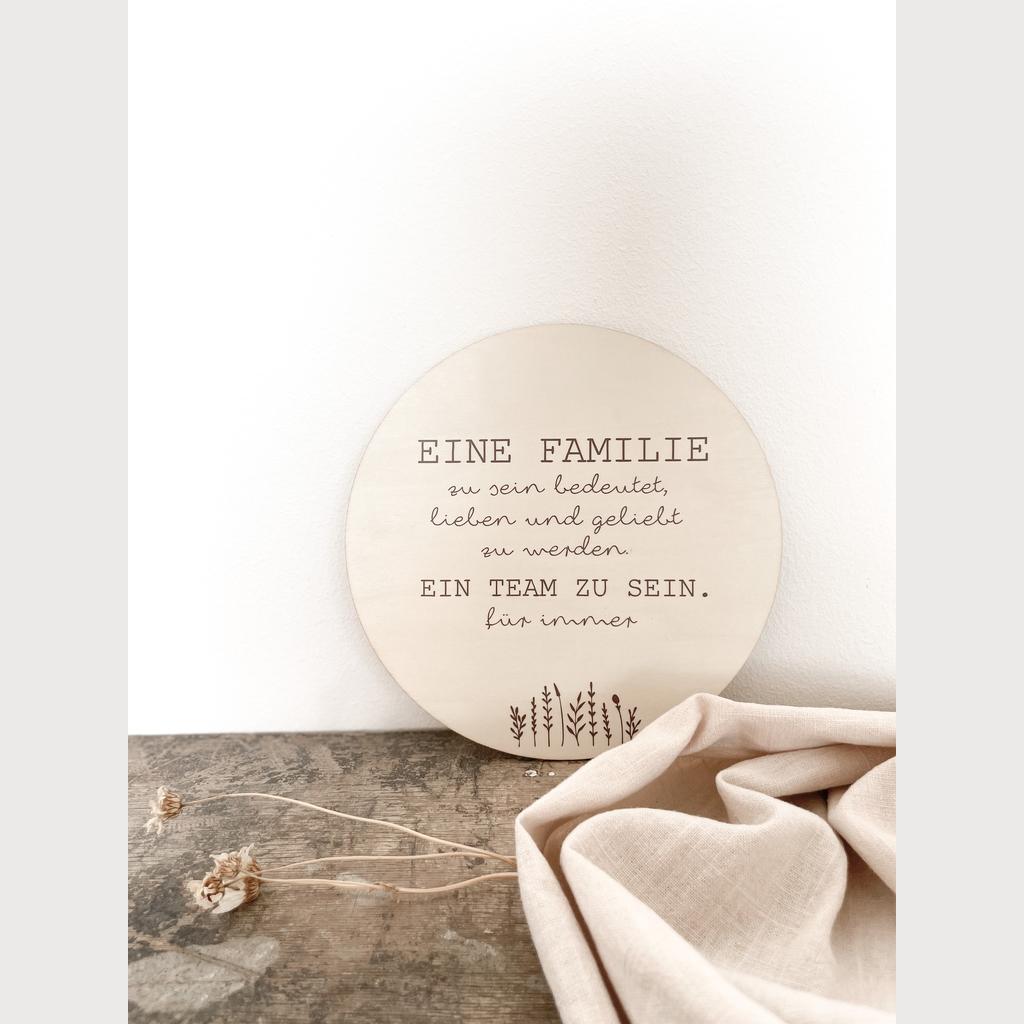 Holzschild „eine Familie“