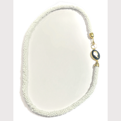 Gehäkelte Glasperlenkette mit Kamee-Relief